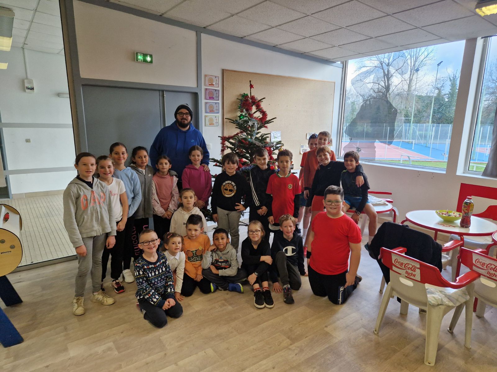 image de romain turquier avec les enfants de l'ecole de tennis
